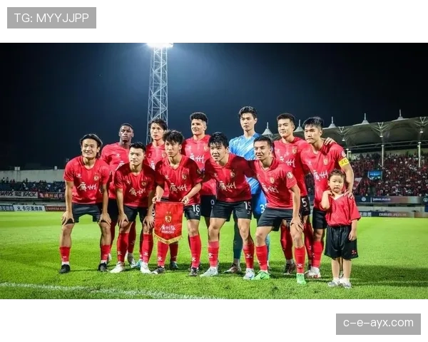 广州队主场迎战强敌，球迷热情助威点燃火爆氛围