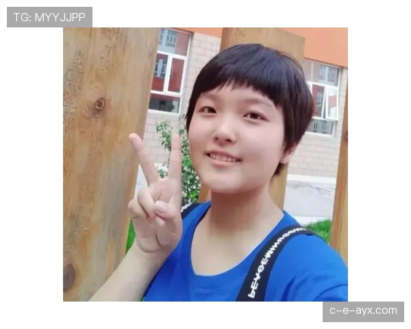 吕小军路人脸逛超市，手提袋全是名牌包装袋，差点认错人