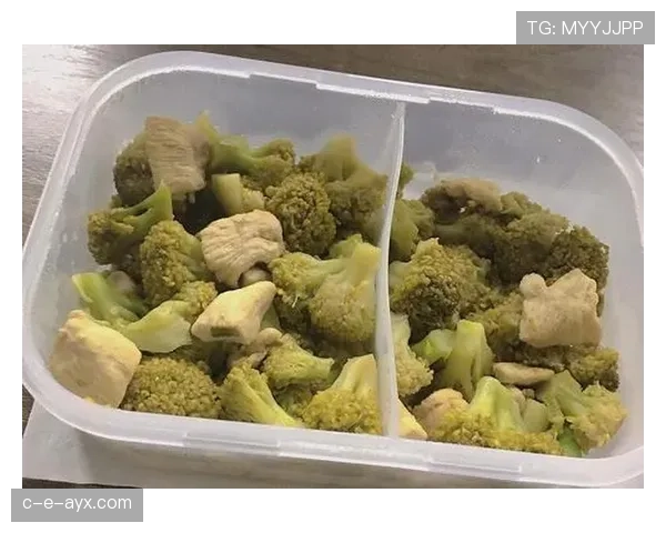 崔家溪训练完回家路上还在啃鸡胸肉，这人是真把日子过成打卡表了